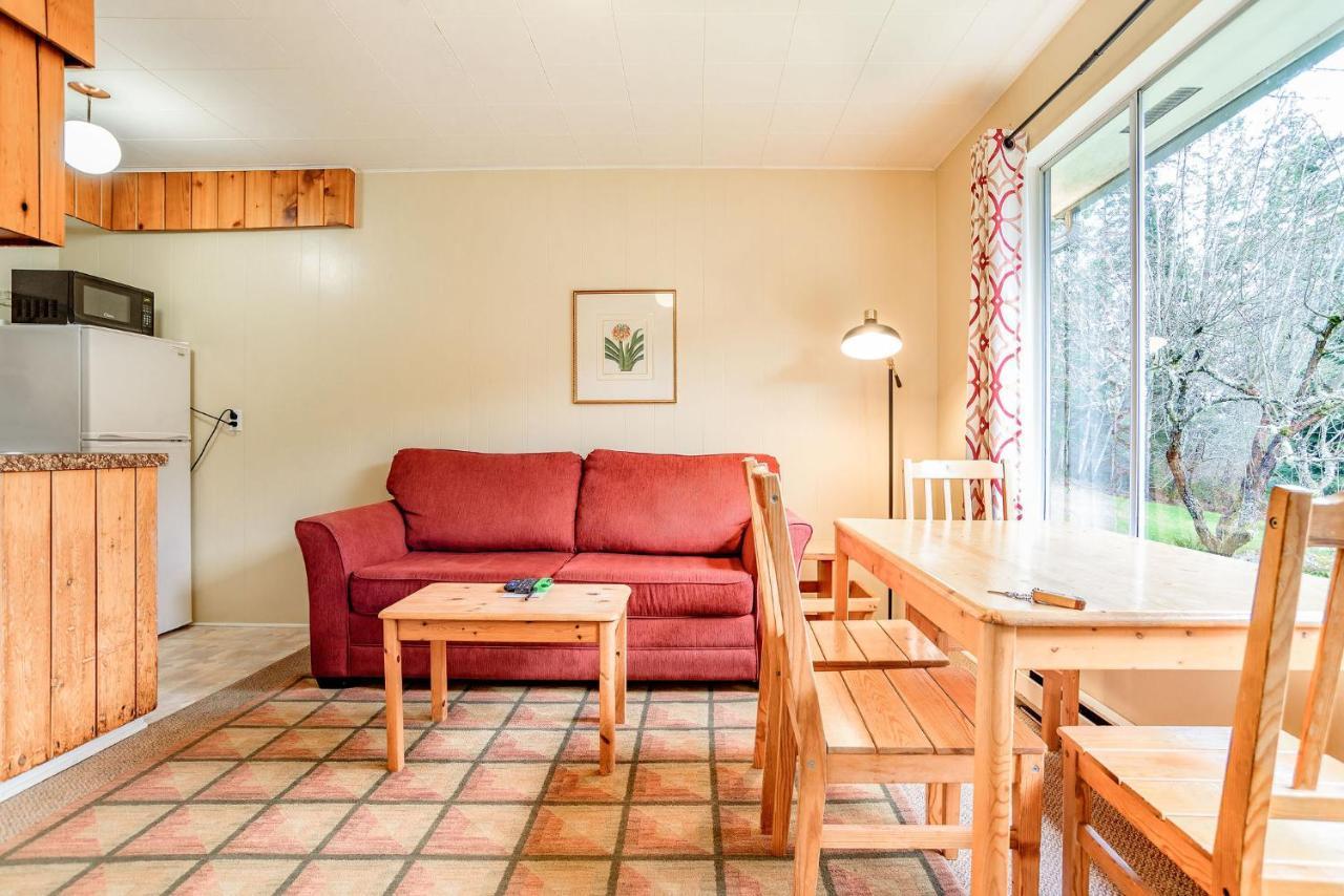 Green Acres Lakeside Resort Salt Spring Island Ganges Exterior foto